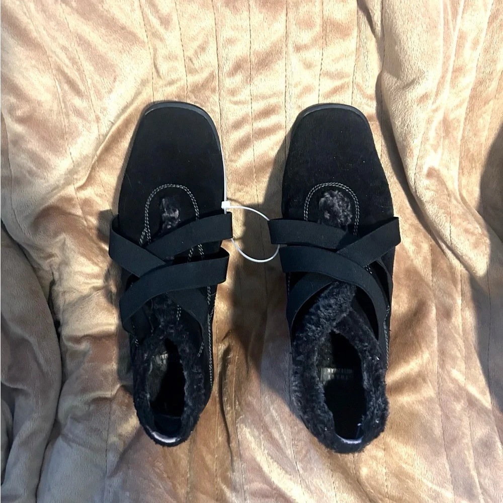 Stuart Weitzman Women's👩🏻Black Suede Fur Lined Slip On Sneakers👟Sz